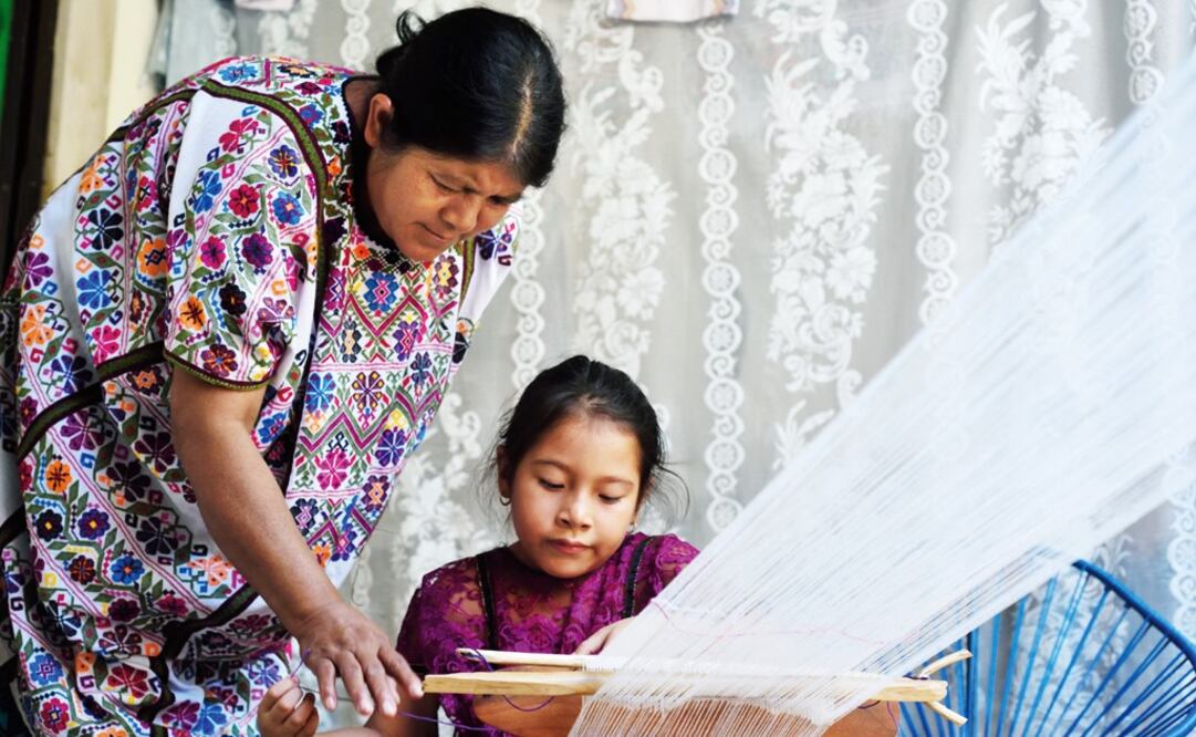 Women using the waist loom - Photo: Salvador Cisneros/EL UNIVERSAL