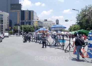 Feligreses en iglesia de San Hipólito afectan Reforma e Hidalgo