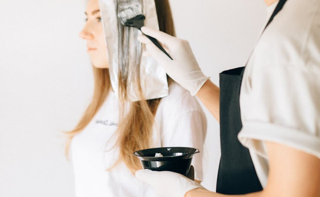 Ten precaución al utilizar un tinte con amoniaco. Foto: Pexels