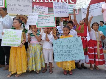 En desfile, protestan niños de Oaxaca por reconstrucción inconclusa de escuela
