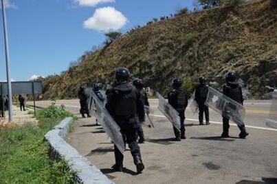Reportan 6 policías heridos y 21 detenidos por desalojo en Oaxaca