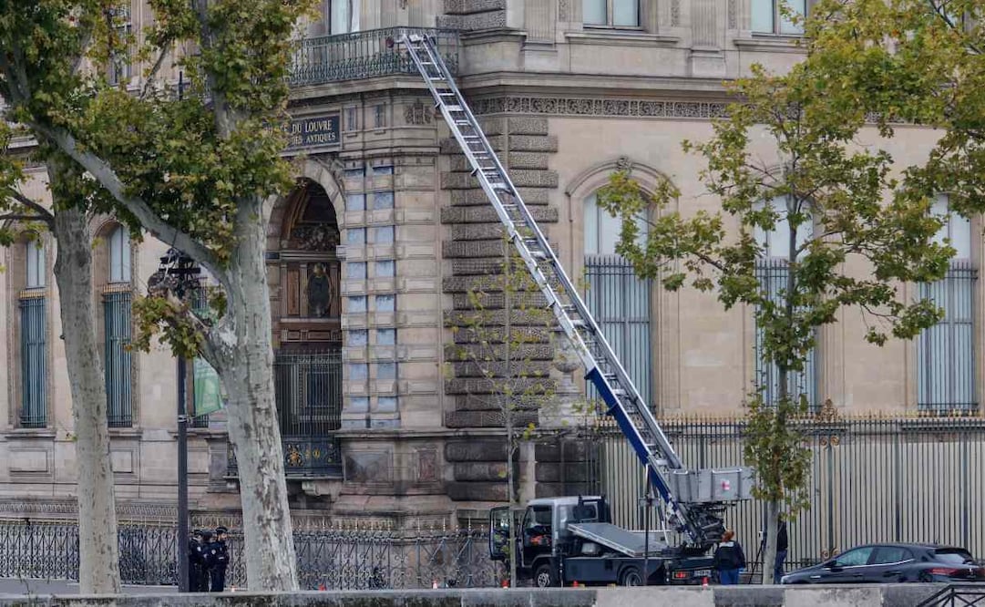 La escalera extensible utilizada por tres ladrones para acceder a una de las plantas superiores del museo se observa durante la investigación en la esquina sureste del Museo del Louvre, en el Quai François-Mitterrand, a orillas del río Sena, tras un robo en el Museo del Louvre de París, Francia, el 19 de octubre de 2025. Foto: EFE