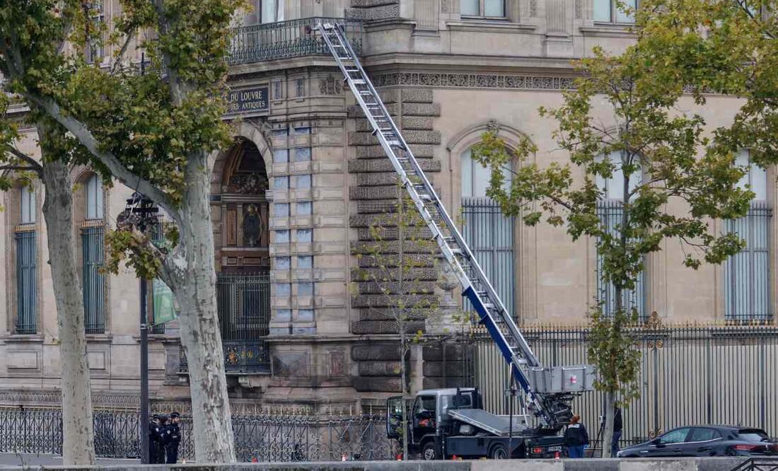 La escalera extensible utilizada por tres ladrones para acceder a una de las plantas superiores del museo se observa durante la investigación en la esquina sureste del Museo del Louvre, en el Quai François-Mitterrand, a orillas del río Sena, tras un robo en el Museo del Louvre de París, Francia, el 19 de octubre de 2025. Foto: EFE