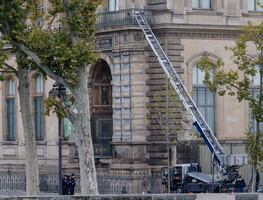 VIDEO: Así huyeron los ladrones del Louvre tras robar joyas de la corona de Francia