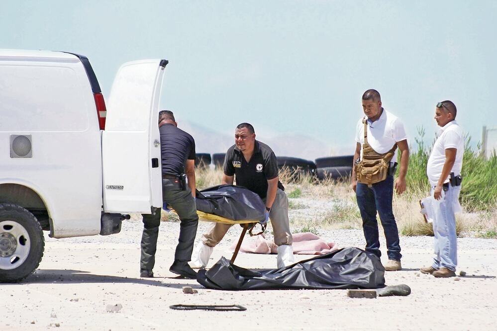 Dos hombres asesinados a balazos fueron localizados en un terreno baldío ubicado en la carretera a Casas Grandes, en Chihuahua (FOTO: CUARTOSCURO)