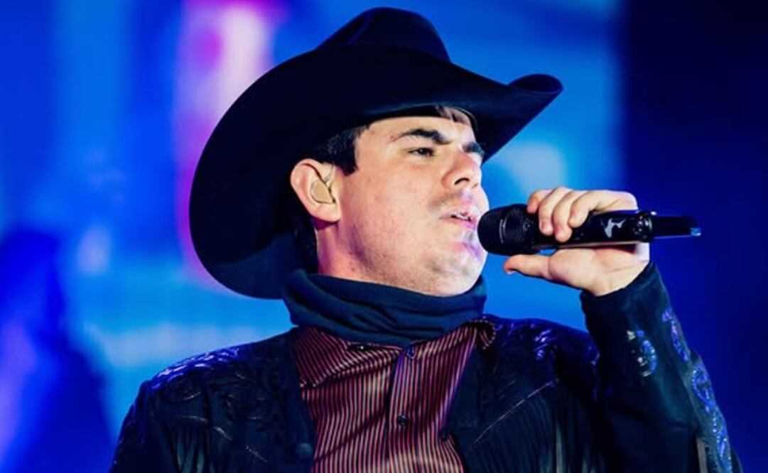 Alfredo Olivas, cantante, compositor y acordeonista mexicano, es una figura clave en la música regional mexicana con especialización en corridos.
