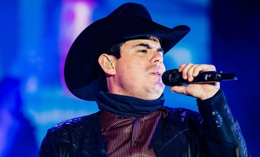 Alfredo Olivas, cantante, compositor y acordeonista mexicano, es una figura clave en la música regional mexicana con especialización en corridos.