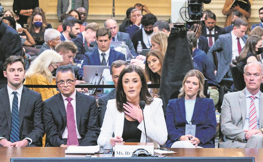 Cassidy Hutchinson (centro), asistente del entonces jefe de gabinete de la Casa Blanca, Mark Meadows, describió las acciones del expresidente estadounidense. Foto: Mandel Ngan/ EFE.