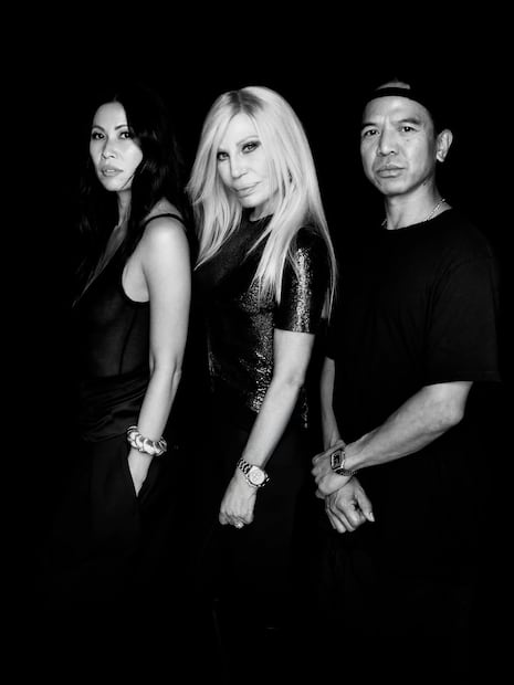 Donatella Versace y REVOLVE se unen para crear una nueva marca de belleza y moda. Foto: Instagram @donatella_versace, @revolve
