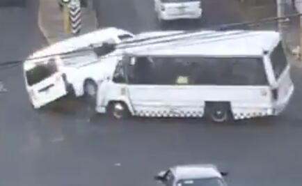 Captan en video volcadura tras choque entre microbús y combi en Naucalpan