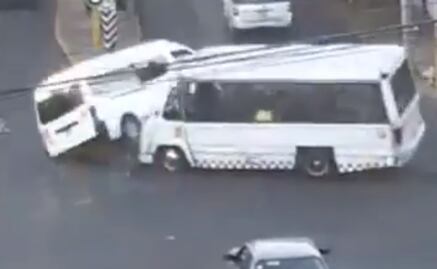 Captan en video volcadura tras choque entre microbús y combi en Naucalpan