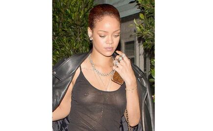 Rihanna se pasea sin sostén y blusa transparente