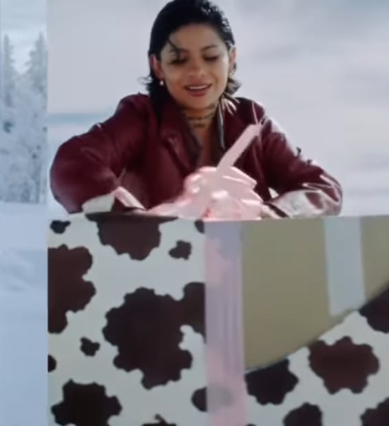 La modelo que aparece en "Un vals", tema de Christian Nodal.