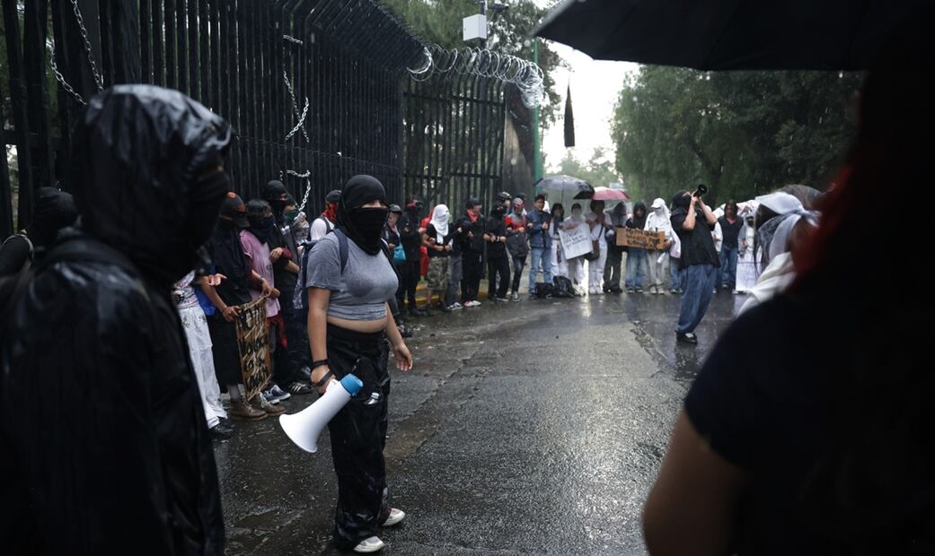 Durante dos semanas, encapuchados identificados como parte del bloque toman la Torre de Rectoría de la UNAM, en protesta por la expulsión de activistas del CCH Naucalpan. Foto: archivo/EL UNIVERSAL