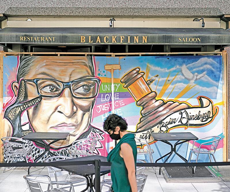 Un mural de la jueza progresista Ruth Bader Ginsburg —quien será velada esta semana— a las afueras de Blackfinn Ameripub, en Wa shington. Foto: PATRICK SEMANSKY. AP