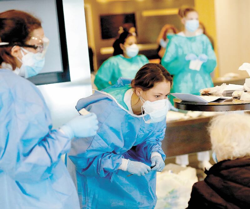 Empleados sanitarios atienden a pacientes con coronavirus en el Hotel Melia Barcelona Sarria, que fue acondicionado para tratar a los enfermos. Foto: PAU BARRENA. AFP