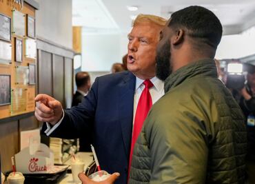 VIDEO: Trump sorprende a asistentes de restaurante de comida rápida; ordena malteadas y pollo para todos