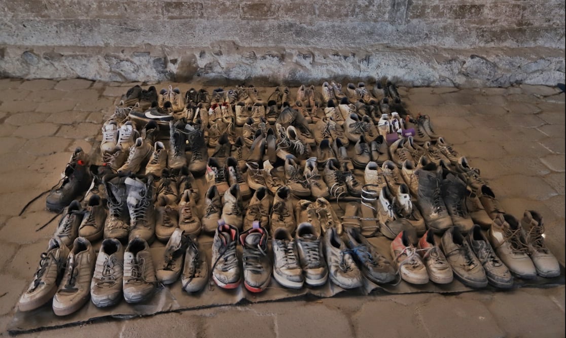 Imágenes sobre restos de ropa y zapatos hallados en el rancho Izaguirre en Teuchitlán, Jalisco. Foto: Fiscalía de Jalisco