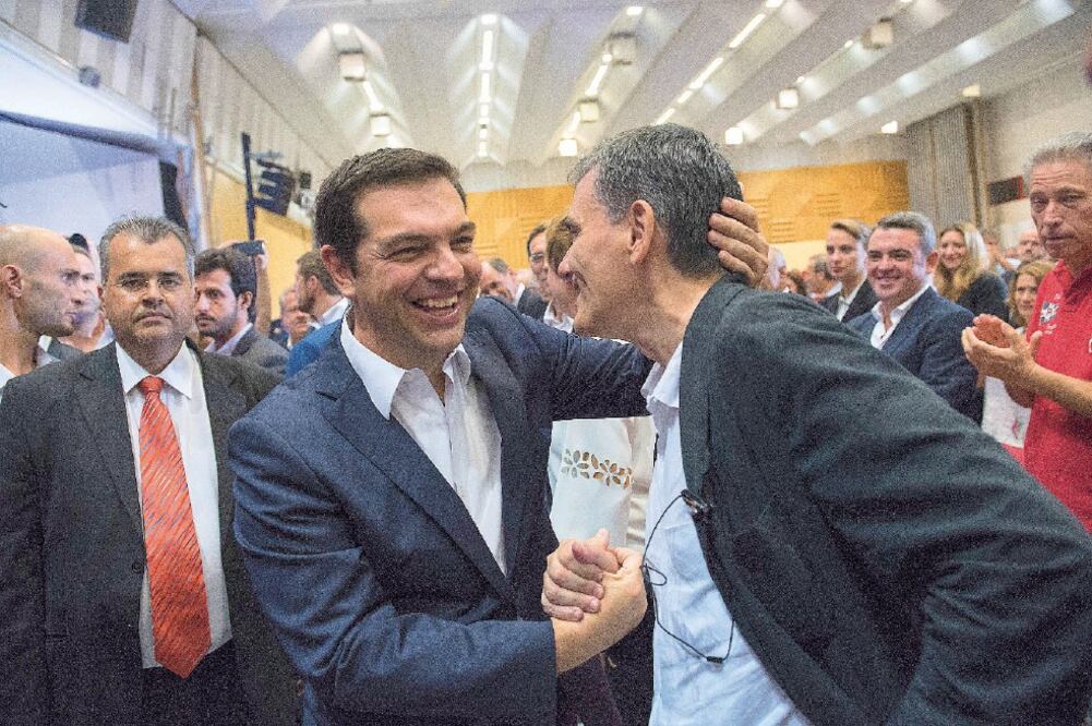 El líder de Syriza, Alexis Tsipras, con Euclid Tsakalotos, ex ministro de finanza s heleno, antes de un acto de campaña del ex primer ministro, en Tesalónica (GIANNIS PAPANIKOS. AP)