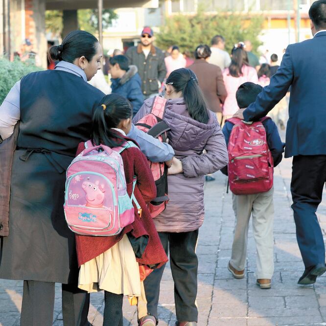 Sugerencia. El peso de la mochila escolar no debe rebasar 15% del peso de los estudiantes que la carguen, indicó el IMSS. Foto: ARCHIVO. EL UNIVERSAL