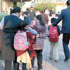 IMSS: padres deben cuidar peso en las mochilas