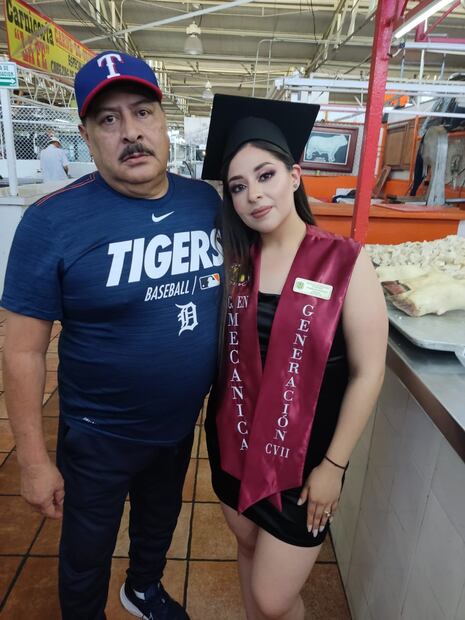 María José Corpus posó con sus familiares en su negocio. Foto: Facebook