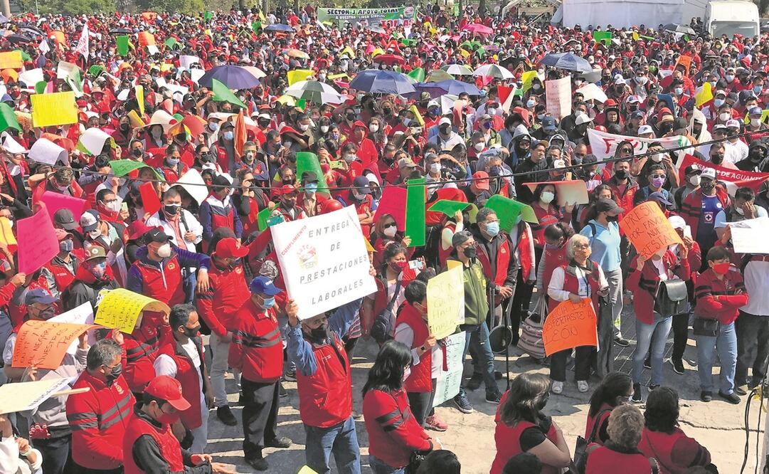 Por más de cinco horas, cerca de 5 mil trabajadores sindicalizados y de confianza del ayuntamiento naucalpense protestaron por la falta de pagos en diferentes vialidades. Foto: Rebeca Jiménez. EL UNIVERSAL