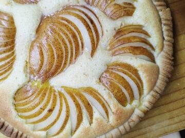 Hornea un rico de pay de pera con pasta de almendras