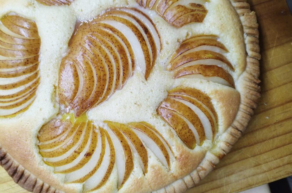 Pay de pera con frangipan, una pasta dulce de almendra.
