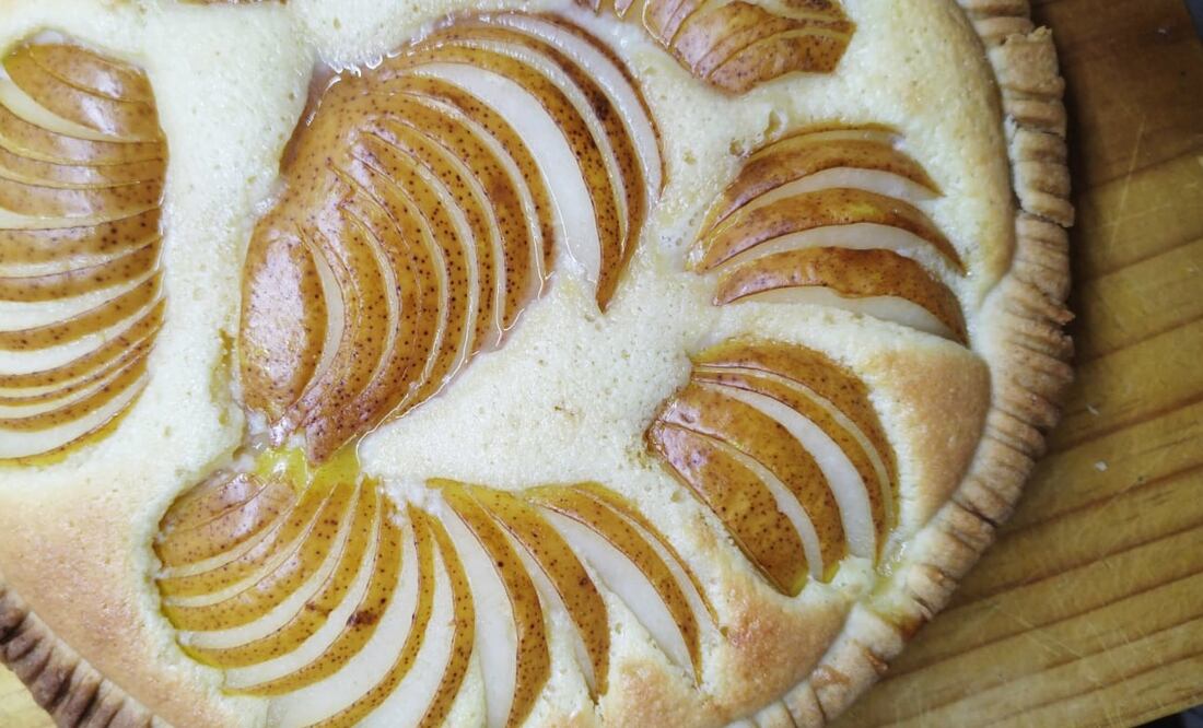Pay de pera con frangipan, una pasta dulce de almendra.