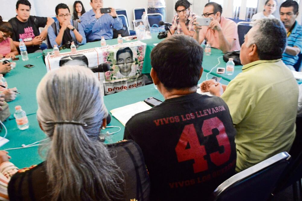 Familiares de las personas ilocalizables se reunieron con los diputados loca les Ricardo Mejía y María de Jesús Martínez, de MC, y Silvano Blanco, de Morena (DASSAEV TÉLLEZ. EL UNIVERSAL)