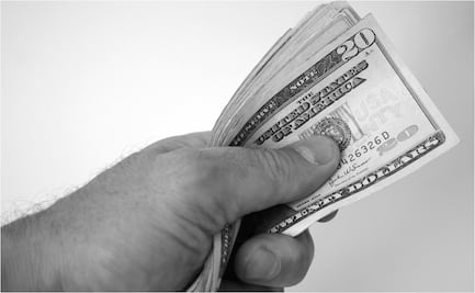 Dólar baja a nivel previo a la pandemia, a 21.10 pesos