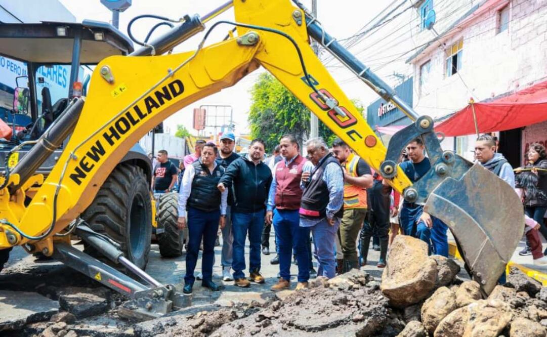 Se movilizó equipo de bombeo portátil y con ayuda de una retroexcavadora se completó la excavación para la sustitución del tramo afectado. (15/07/2025). Foto: Especial