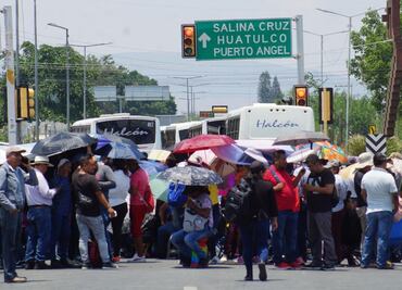 Maestros del SNTE sitian la ciudad de Oaxaca y bloquean accesos al Aeropuerto Internacional