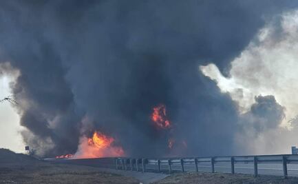 Explota pipa en Tamaulipas tras volcar en carretera de Ciudad Victoria a Zaragoza; cierran circulación en ambos sentidos