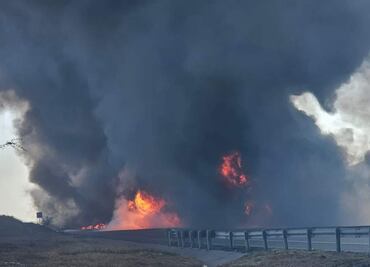 Explota pipa en Tamaulipas tras volcar en carretera de Ciudad Victoria a Zaragoza; cierran circulación en ambos sentidos