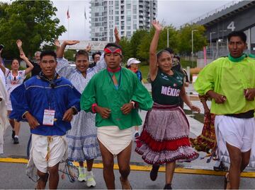 Deportistas rarámuris tienen destacada actuación en Canadá; regresan con muchas medallas a México
