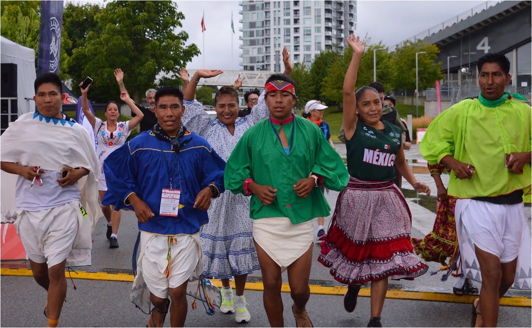 FOTO: Deportistas rarámuris tienen destacada actuación en Canadá; regresan con numerosas medallas a México - @EmbaMexCan