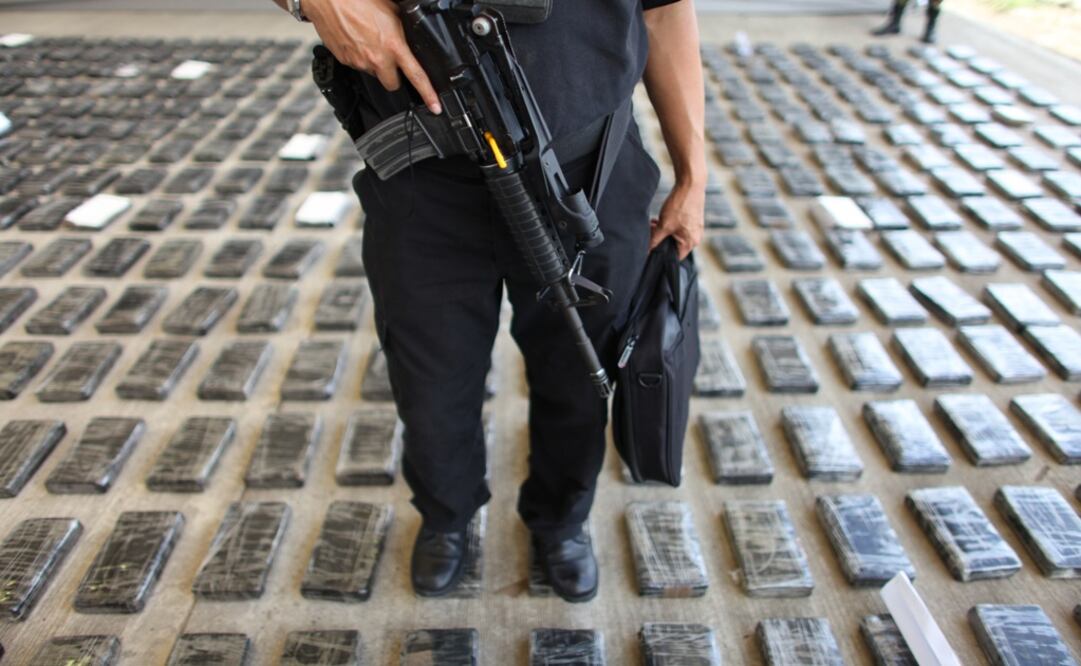 An officer guards packages containing cocaine – Photo: William Fernando Martínez/AP
