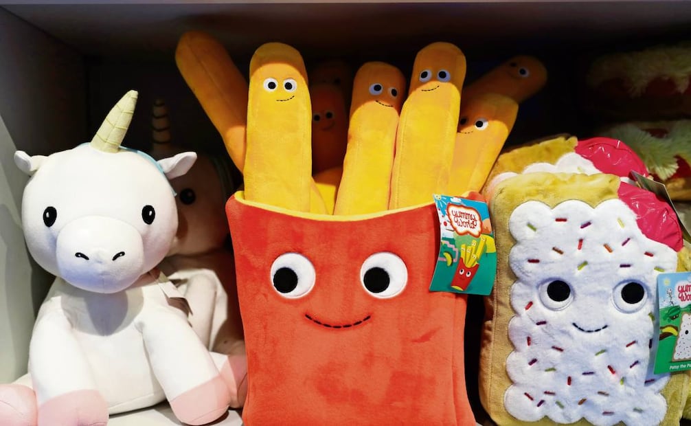 Peluches, en una tienda Camp en Nueva York en 2019; la guerra también
afecta su producción. Foto: Mark Lennihan / AP