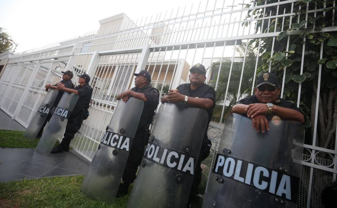 Policías vigilan la sede peruana de la empresa panameña Mossack Fonseca (Foto: EFE)