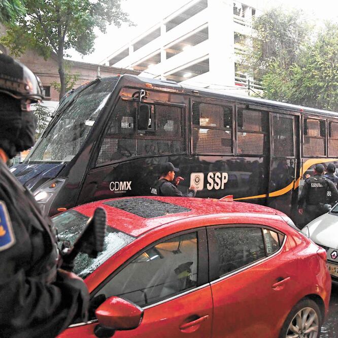 Durante el operativo del martes pasado, en las oficinas de la empresa, en la colonia Nápoles, 32 personas fueron arrestadas; sólo indagan a tres. ARCHIVO EL UNIVERSAL