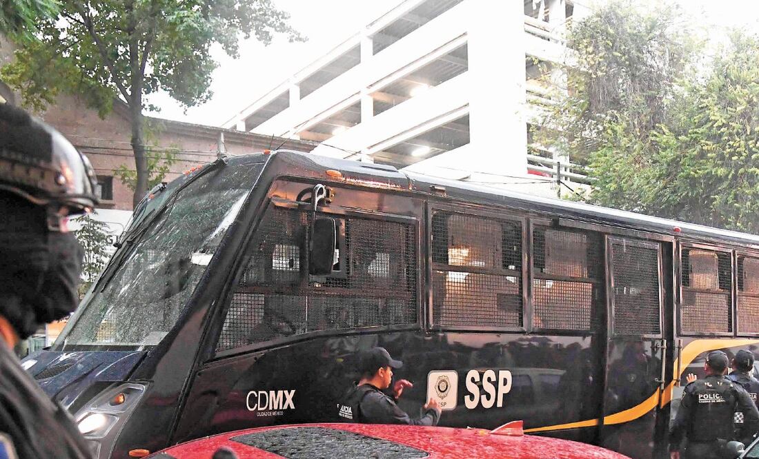 Durante el operativo del martes pasado, en las oficinas de la empresa, en la colonia Nápoles, 32 personas fueron arrestadas; sólo indagan a tres. ARCHIVO EL UNIVERSAL