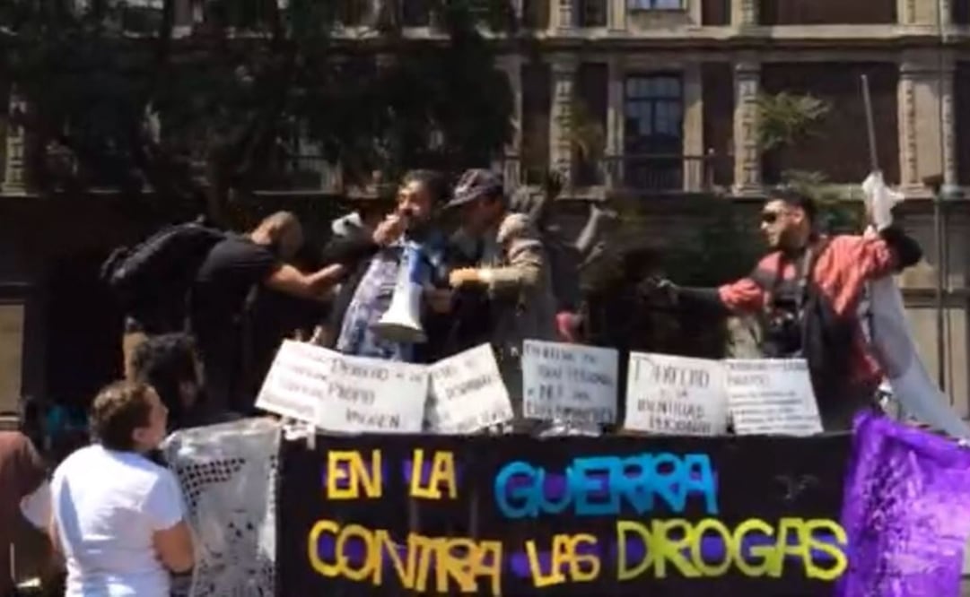 Pelean afuera de la Corte por marihuana