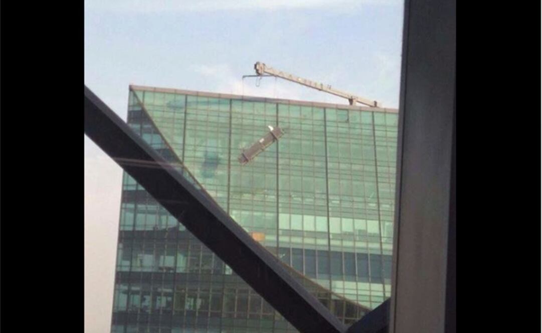 Rescatan a 3 hombres que colgaban de la Torre Mayor