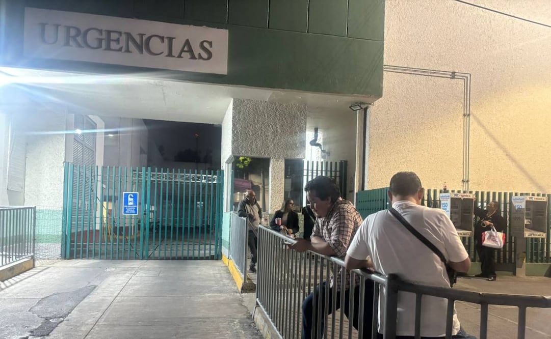Sobrevive operador de maquinaria al colapso en la colonia Tránsito; permanece hospitalizado en el Rubén Leñero.
Foto: Especial.