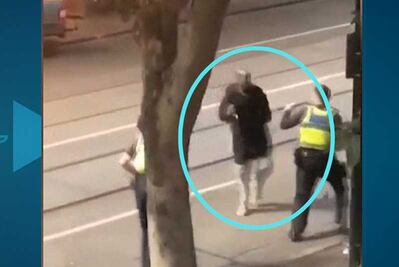 Hombre apuñala a 3 personas e incendia camioneta en Melbourne, Australia