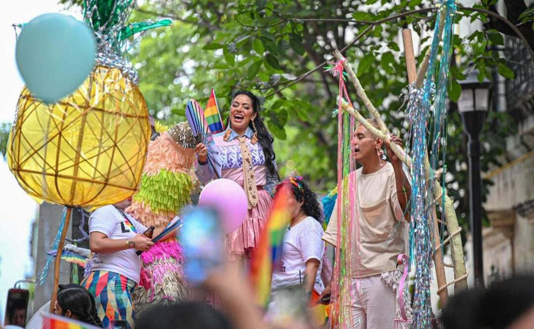 El pasado sábado 21 de junio de 2025, en una marcha diferente a la Marcha Caravana por el Orgullo LGBT en Oaxaca, fue coronada la artista Lila Downs (25/06/2025). Foto: Especial