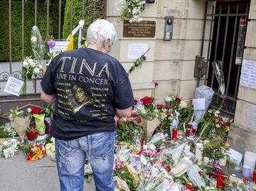 Fans de Tina Turner le llevan flores y velas a su mansión en Suiza