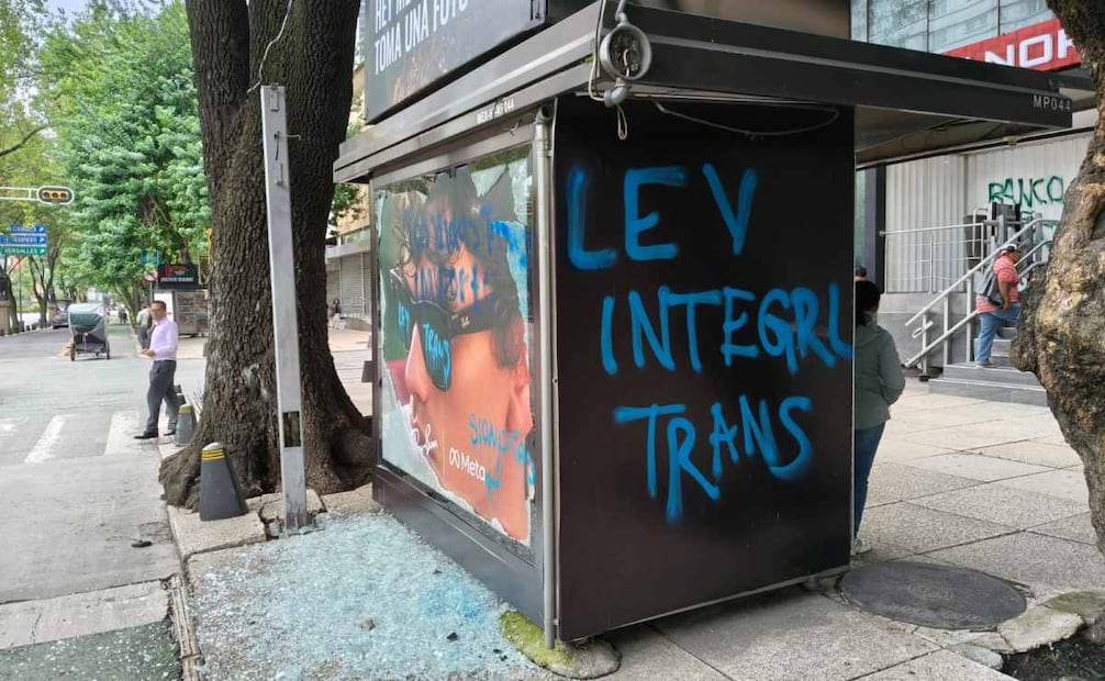 Pintas hechas por personas trans y no binarias en la Secretaría de Gobernación y Avenida Paseo de la Reforma. Foto: Eduardo Dina / EL UNIVERSAL